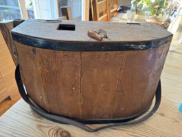 Panier pêche vintage bois vintage avec bandoulière en cuir.