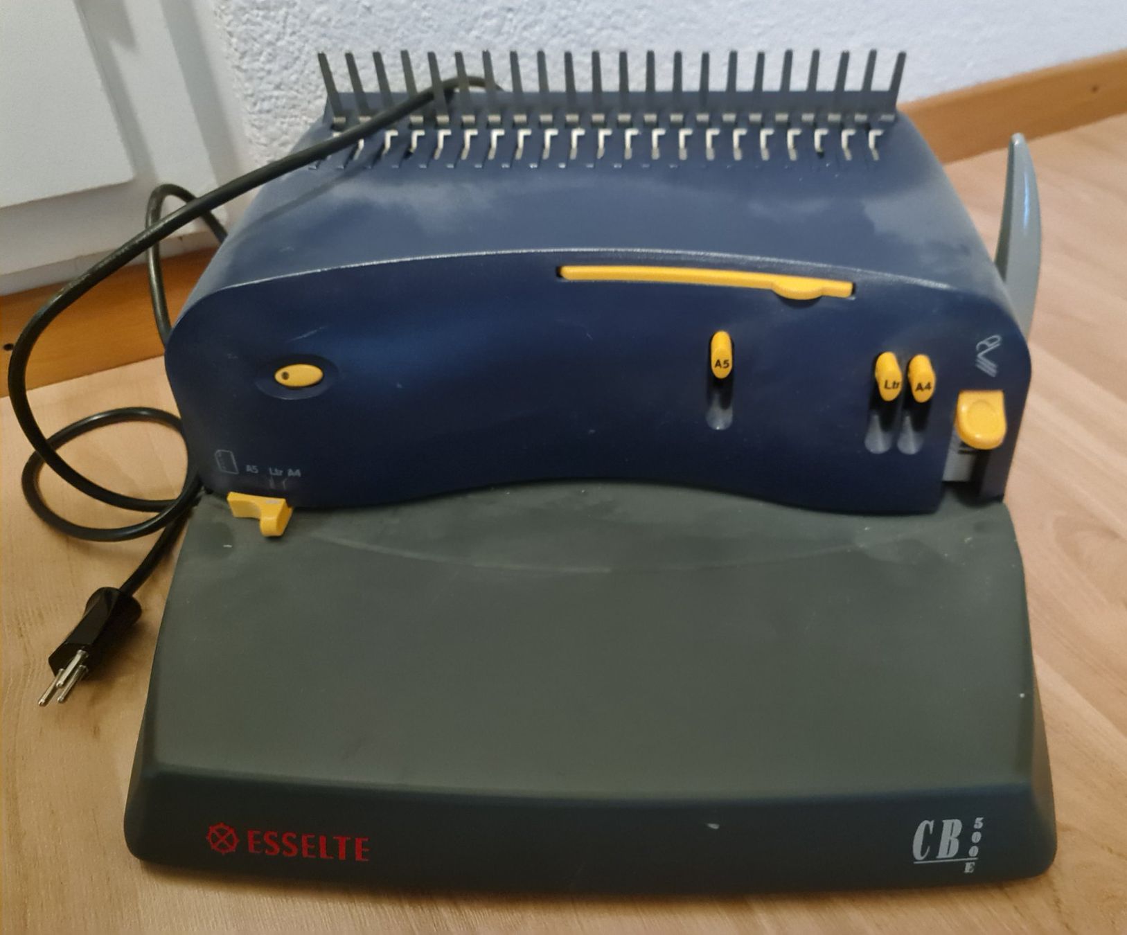Macchine rilegatrici: Esselte Spiralbindegerät CB 500 E für Büro oder Hobby – Usato da Emmen venduto da Dirtsa 1