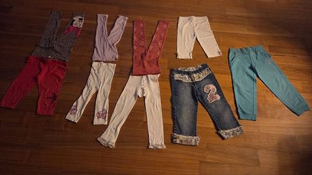 Gr. 98 und 104: Div. Leggins Desigual & Hosen