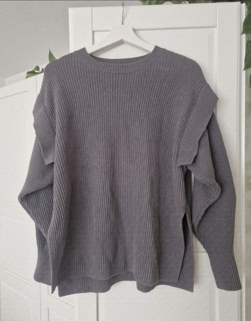 Pulls & Sweat-shirts: Grauer Strickpulli aus Japan, Gr. S – D'occasion à Oberentfelden par Natallia.