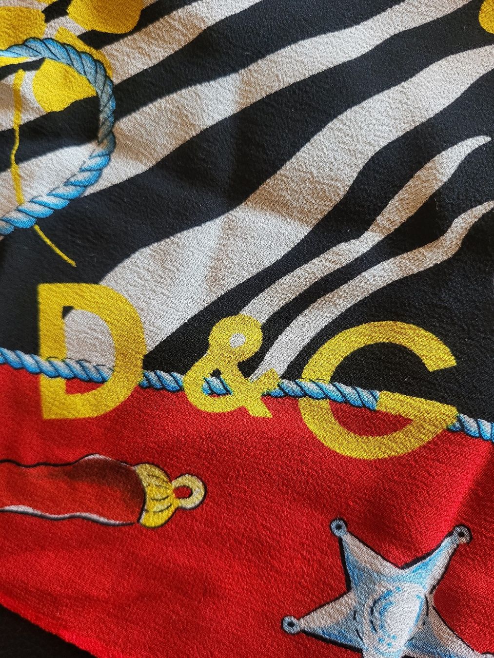 Dolce & Gabbana Foulards & écharpes: D&G Schal – D'occasion à Zweisimmen par Adorable 2