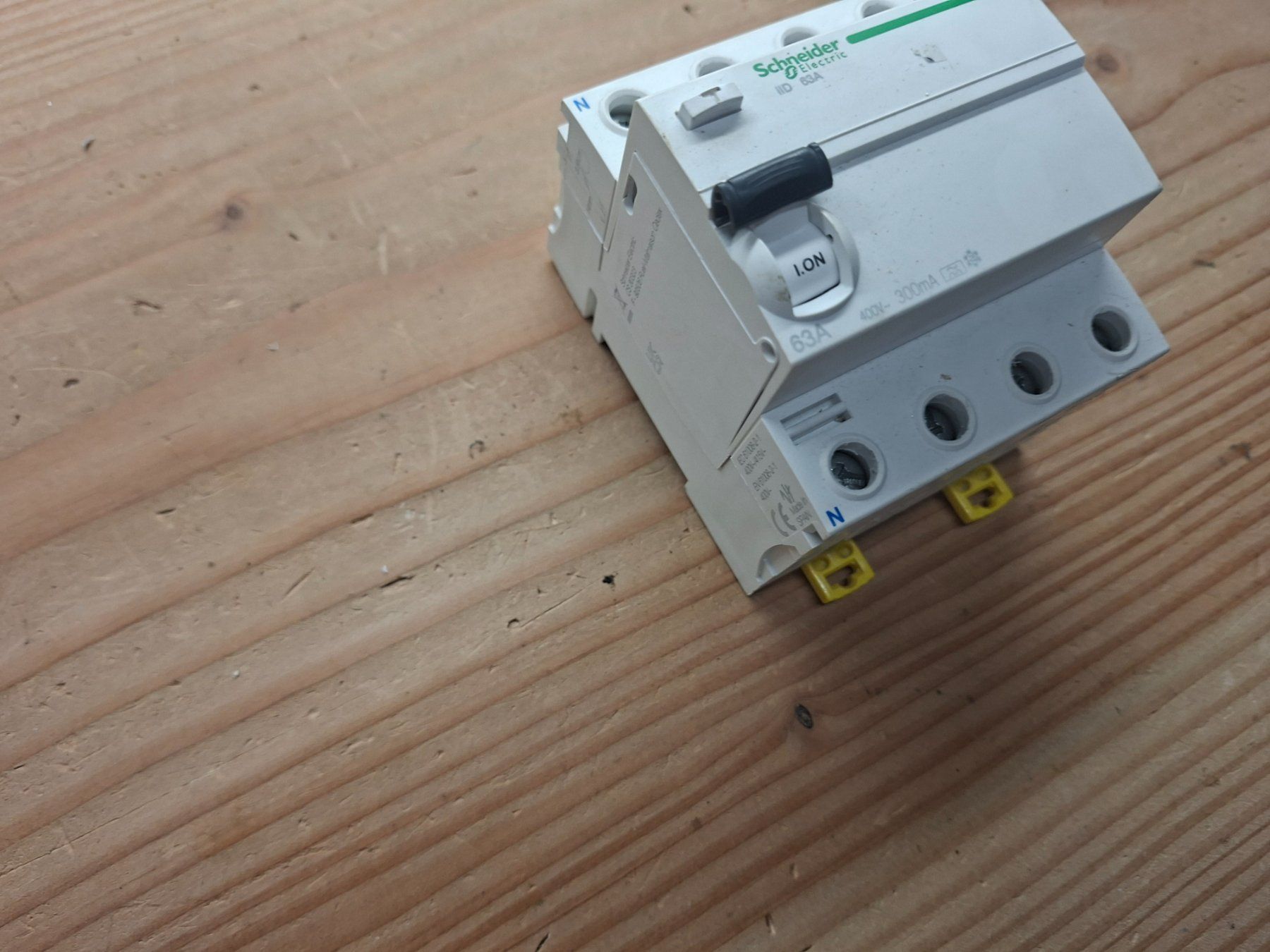 Schneider Schalter: Schneider Electric FI 63A 0.3A 4L – Gebraucht aus Neunkirch von MaElekt 1