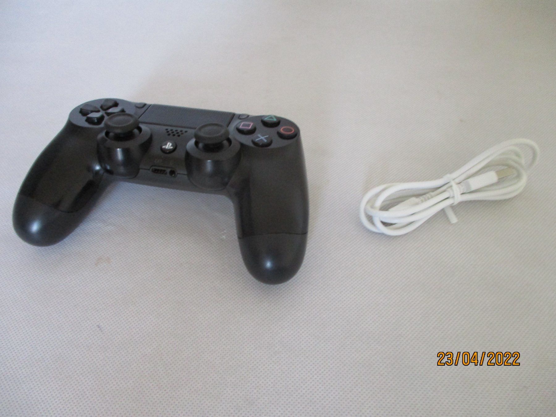 Controller: PS4 Controller inkl. Ladekabel – Usato da Liestal venduto da Disc-Point