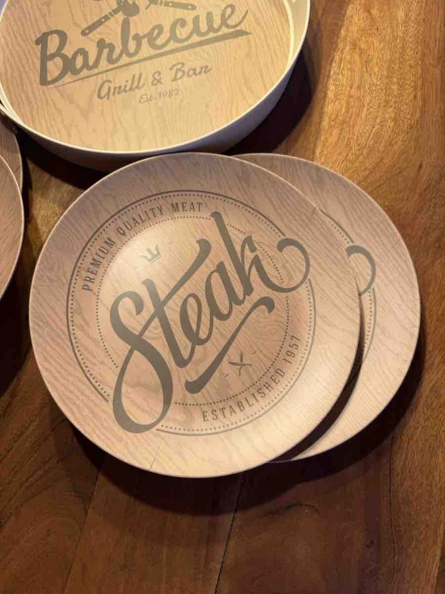 Assiettes: Teller und Tablar Barbecue – D'occasion à Benken SG par 14mtmt 2