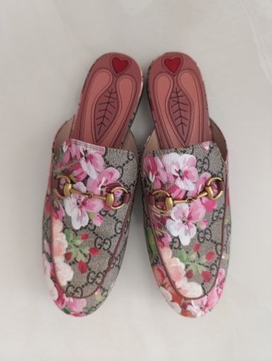 Gucci Damenschuhe: Gucci Mules Blumenmuster Beige/Rosa Grösse 37 – Gebraucht aus Hergiswil NW von pol_9dl8 1