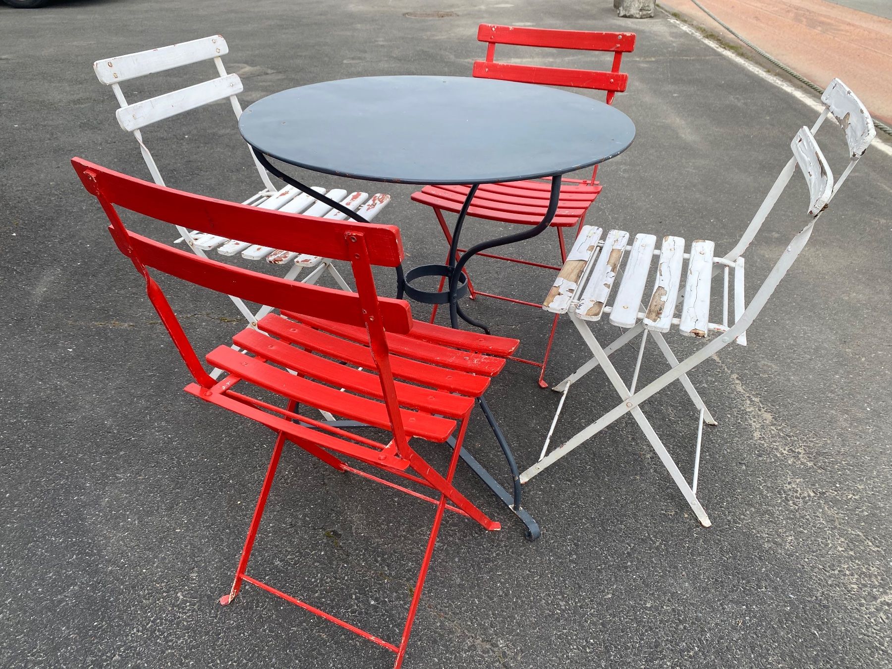 Tischset: Alter Bistrotisch mit 4 Stühlen, Balkon Set, Klappbar – Gebraucht aus Ballwil von ClassicGallery 2