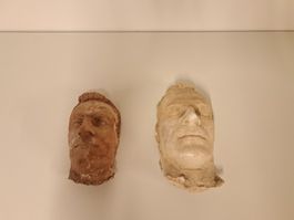 2 Skulpturen Büste Kopfabdruck Kunstobjekte signiert