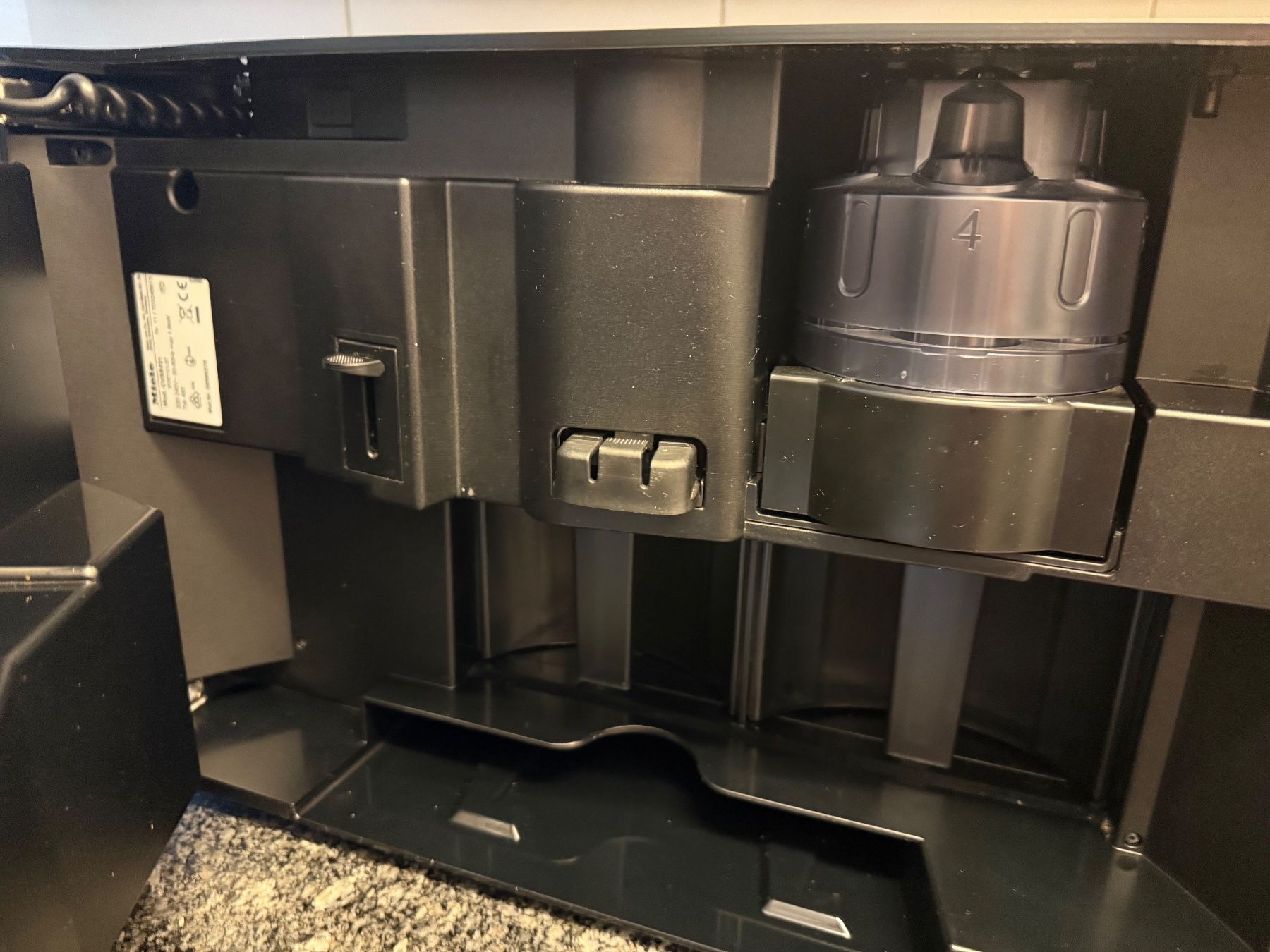 Miele Kaffeemaschinen & Espressomaschinen: Miele Nespresso Einbaukaffemaschine – Gebraucht aus Zug von dan_l757 2