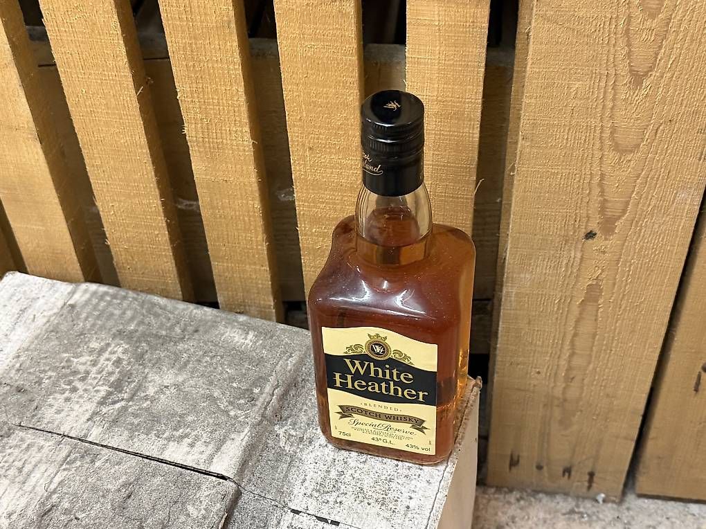 Bevande alcoliche: White Heather Blended Scotch Whisky – Usato da Bassecourt venduto da DiM7775 2