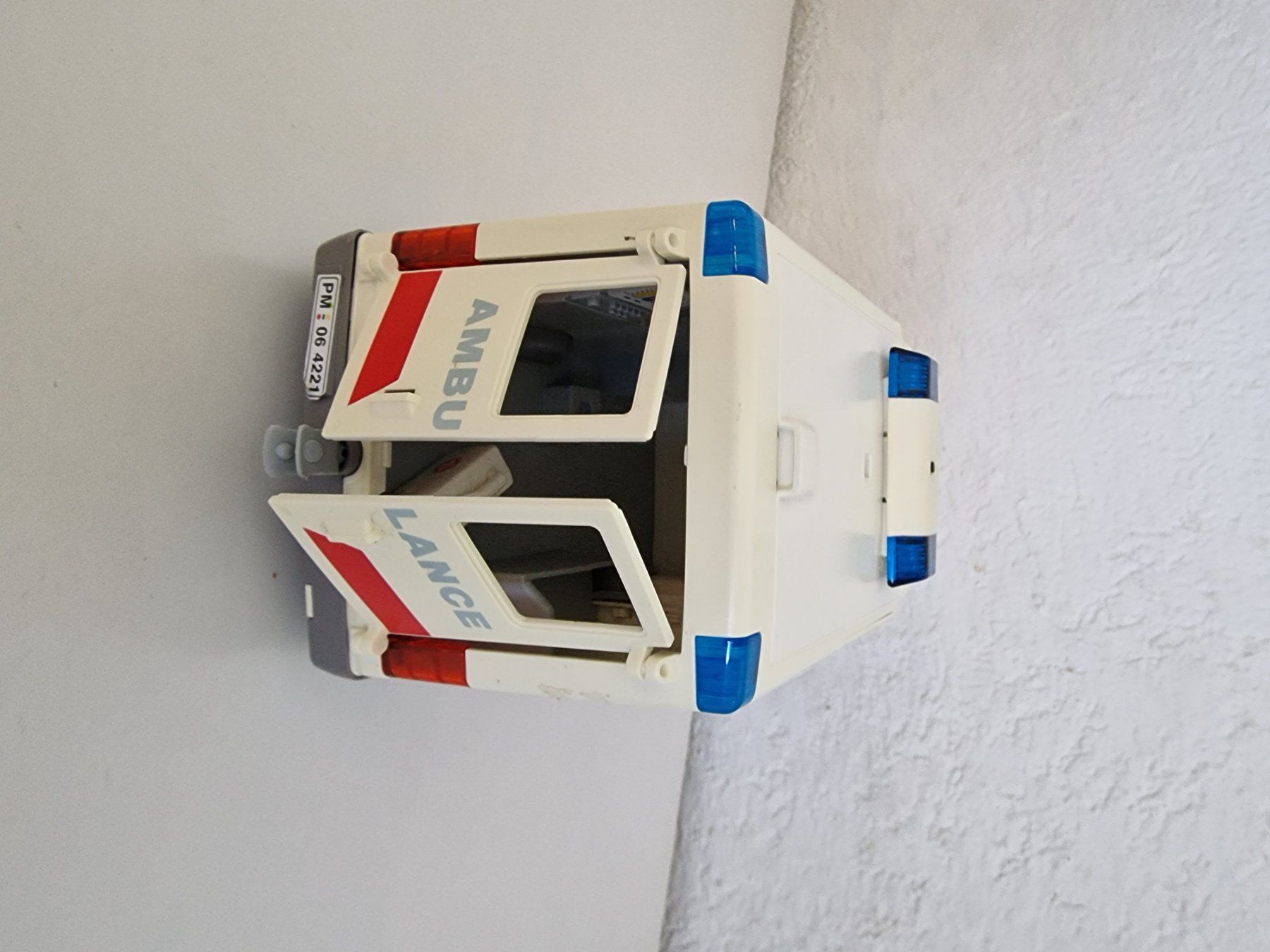 Playmobil Giocattoli: Playmobil Krankenwagen – Usato da Rain venduto da JLT1020 1