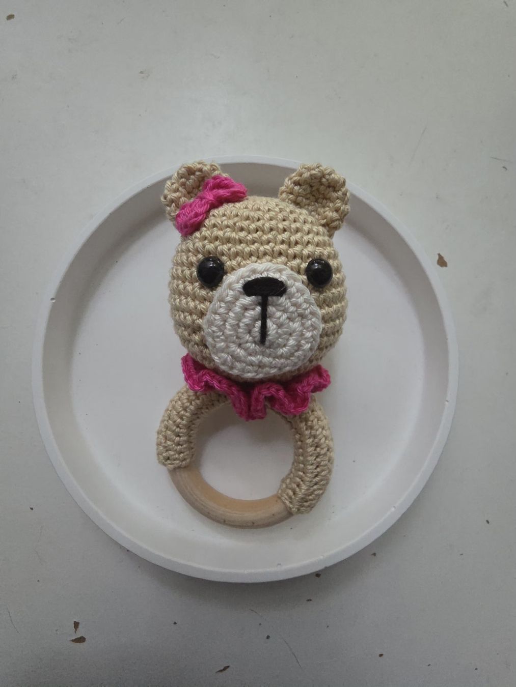 Spielzeuge: Crocheted Bear Rattle with Wooden Ring – Neu (gemäss Beschreibung) aus Romont FR von mar_8lw6