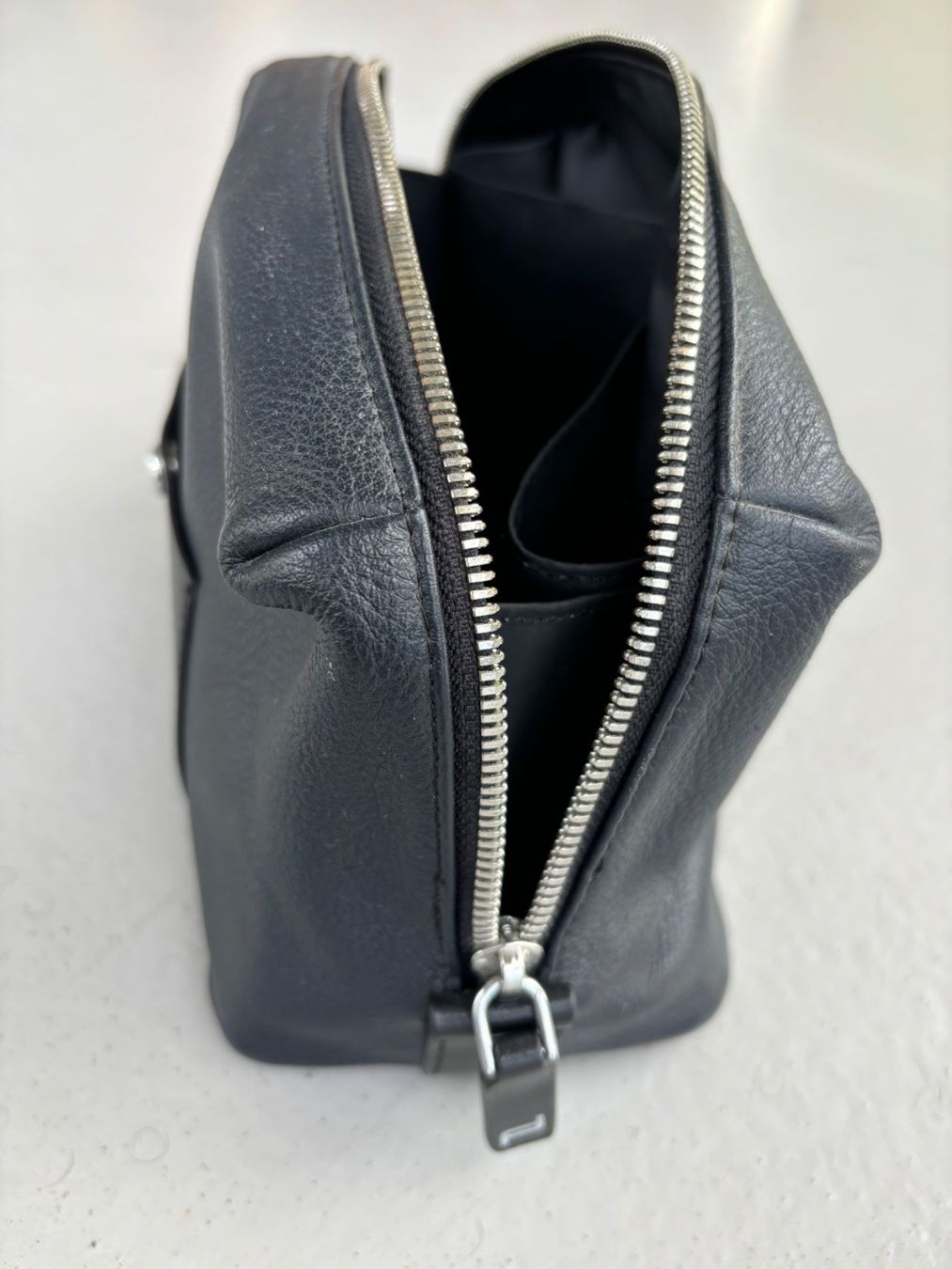 Porsche Custodie per cosmetici: Porsche Design Leather Toiletry Bag, Navy, VG Condition – Usato da Zollikon venduto da Ostendo 2