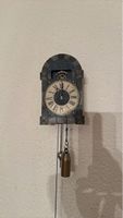 Wanduhr mit Pendel und Gewicht