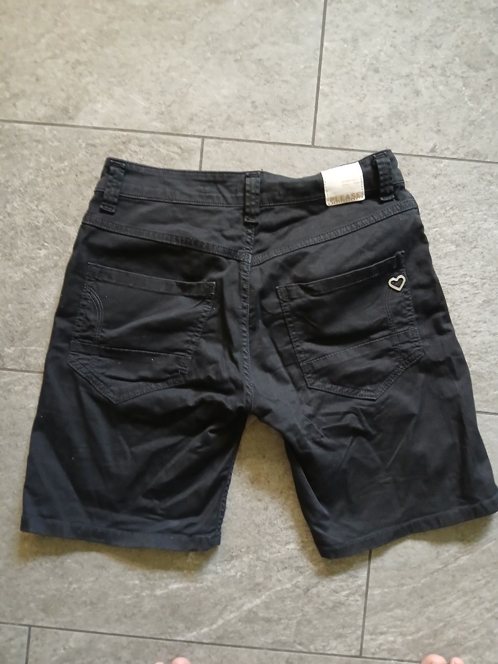 Pantalons: Please shorts XS schwarz – D'occasion à Niederurnen par yoio 1