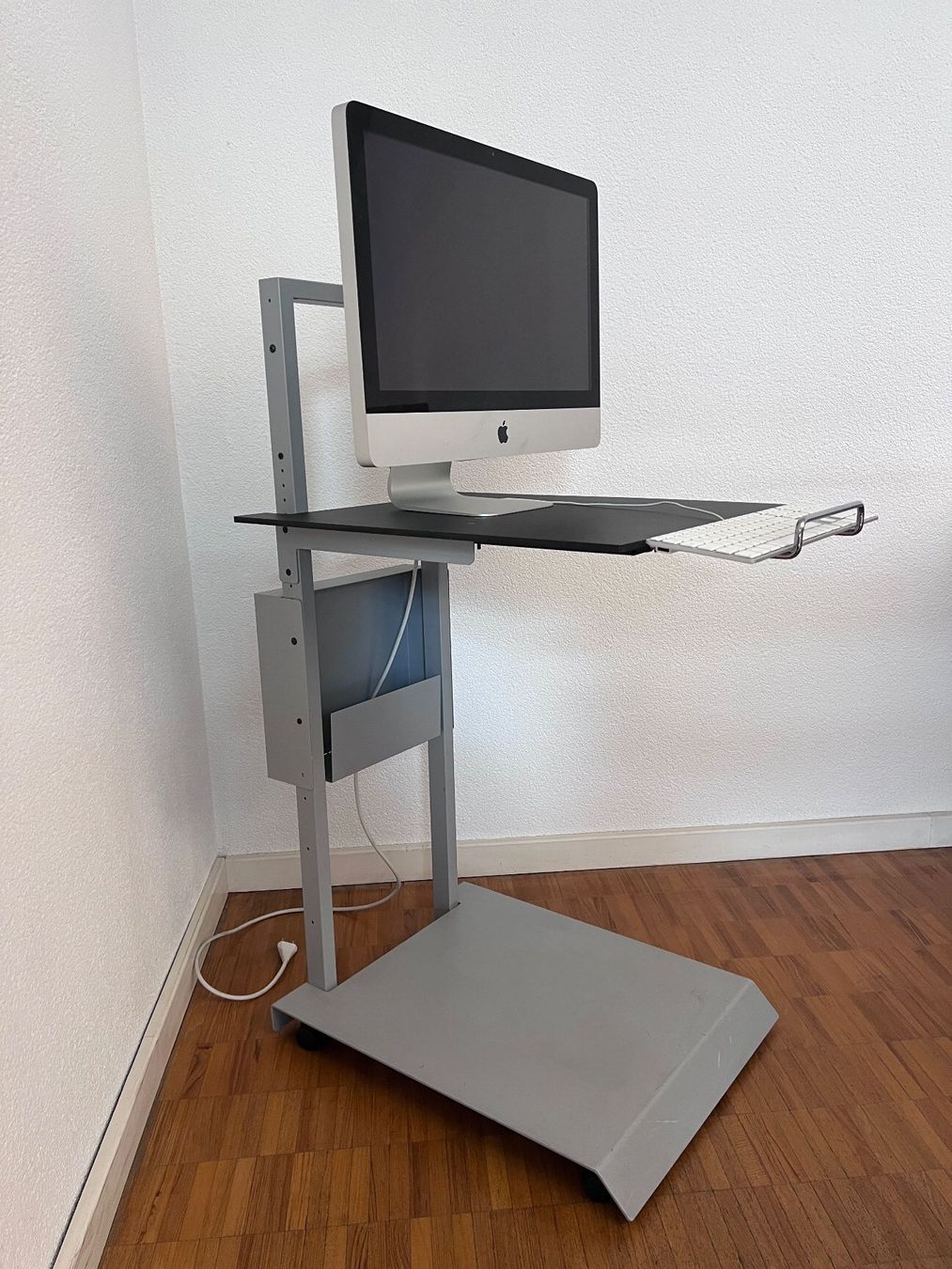 Tavoli: Mobiler Computerarbeitsplatz / Stehpult mit Tastaturablage – Usato da Zürich venduto da wme_n5yf 1