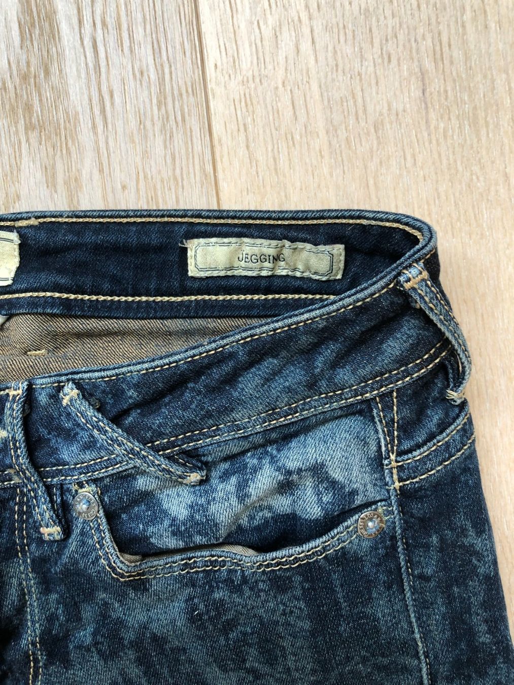 Guess Jeans: Jeans  GUESS, JEGGING,  Gr. 26 – Usato da Siebnen venduto da Trans-Am 4