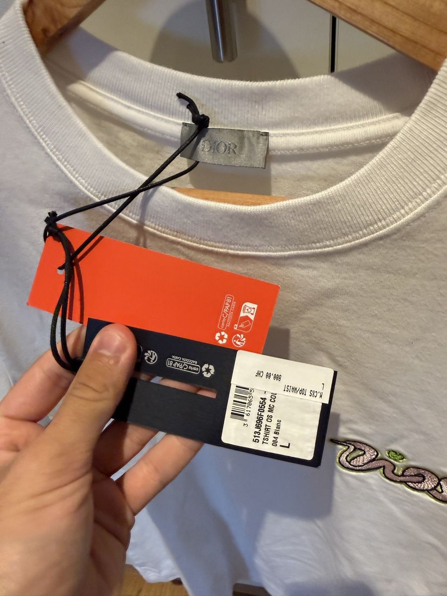Dior T-Shirts: Dior X Kaws Tee – Neu und originalverpackt aus Genève von SG_73 1