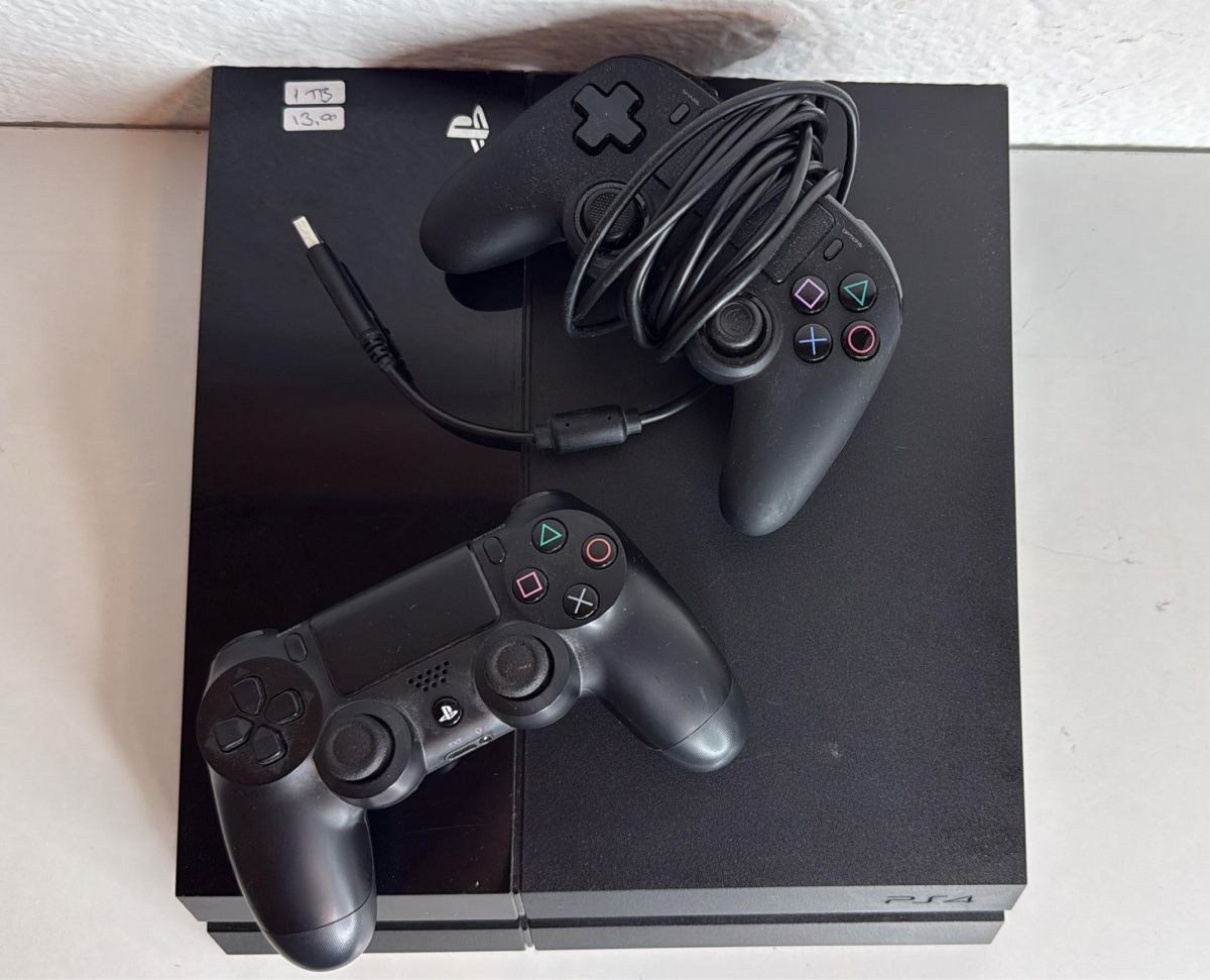 Sony Console: PS4 1TB Console + 2 Controllers for Sale + Cables 🎮 – Usato da Ehrendingen venduto da bubulence