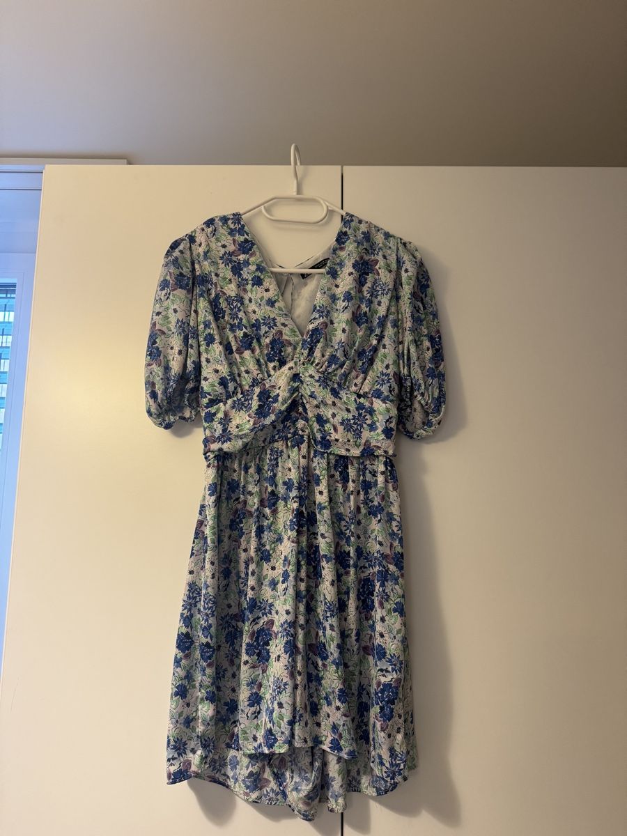 Zara Robes: ZARA Einteiler mit Blumenprint Grösse M – D'occasion à Frauenfeld par ani_pdx9
