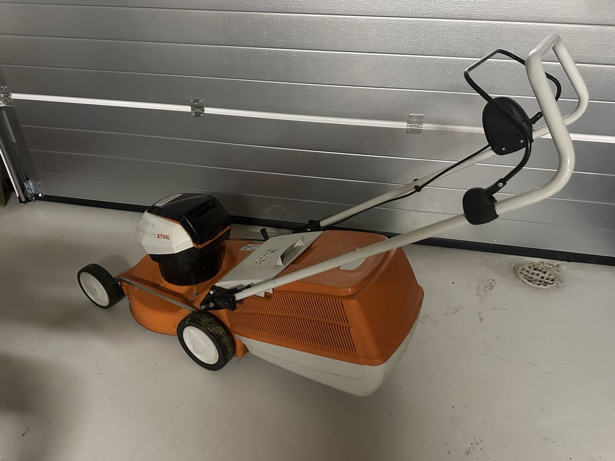 Stihl Tondeuses à gazon: Rasenmäher Akku Stihl  – D'occasion à Altstätten SG par dav_phk5 1