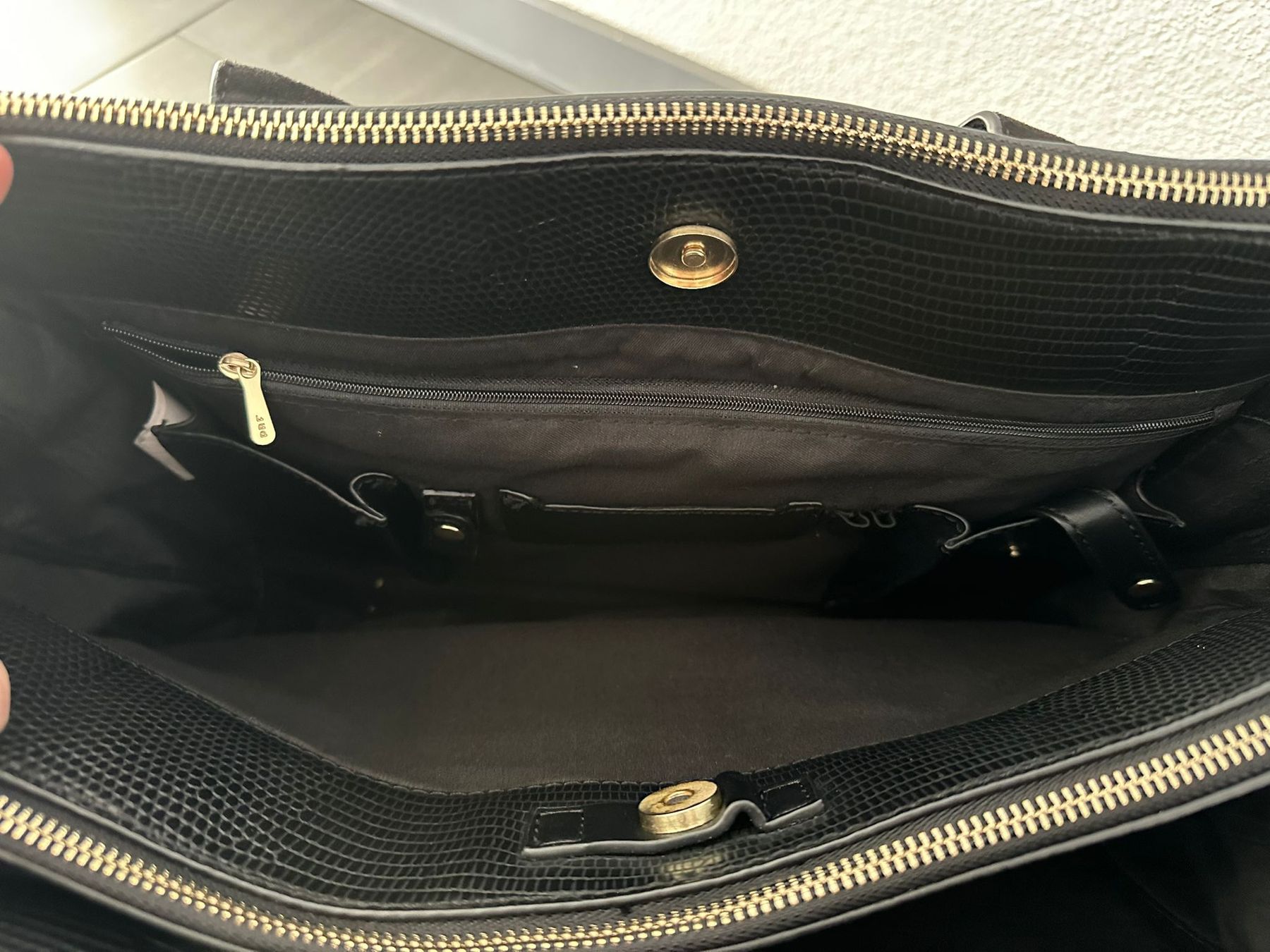 Taschen für Damen: Schwarze Handtasche von Parfois mit Reptil-Muster – Gebraucht aus Olten von MattRed 6