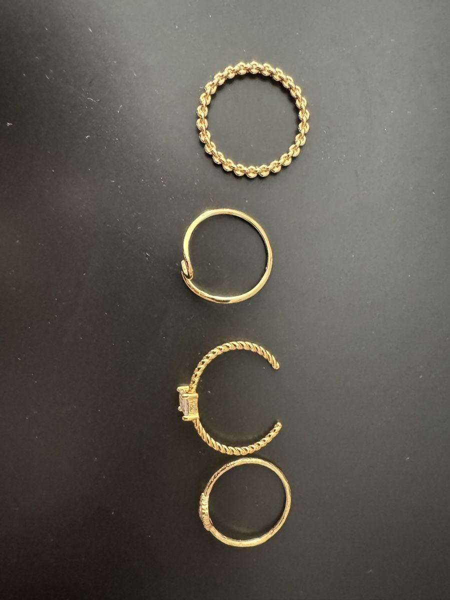 Altri gioielli: Diverse Ringe zum Stacken mit Goldlackierung – Usato da Brüttisellen venduto da tinaD_ 1