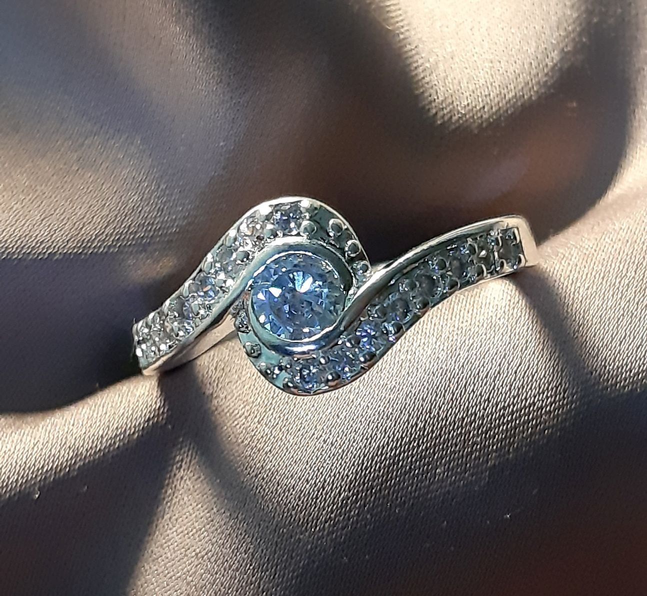 Anelli: Eleganter Ring mit Zirkonia, 925 versilbert Gr.8 – Nuovo (secondo la descrizione) da Grenchen venduto da maretop