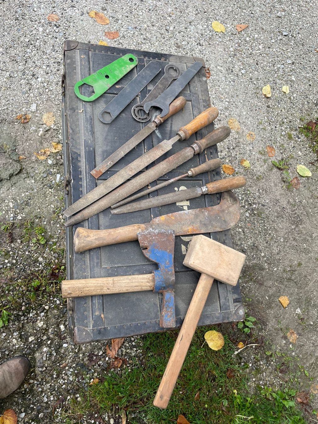 Tutti gli attrezzi: Outils anciens, divers – Usato da Le Crêt-p-Semsales venduto da ssu_z6w7 1