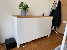 Weisses Sideboard mit Holzplatte