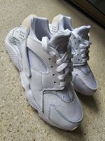 Nike Huarache blanche, pointure 39 - Parfaites pour l'été!
