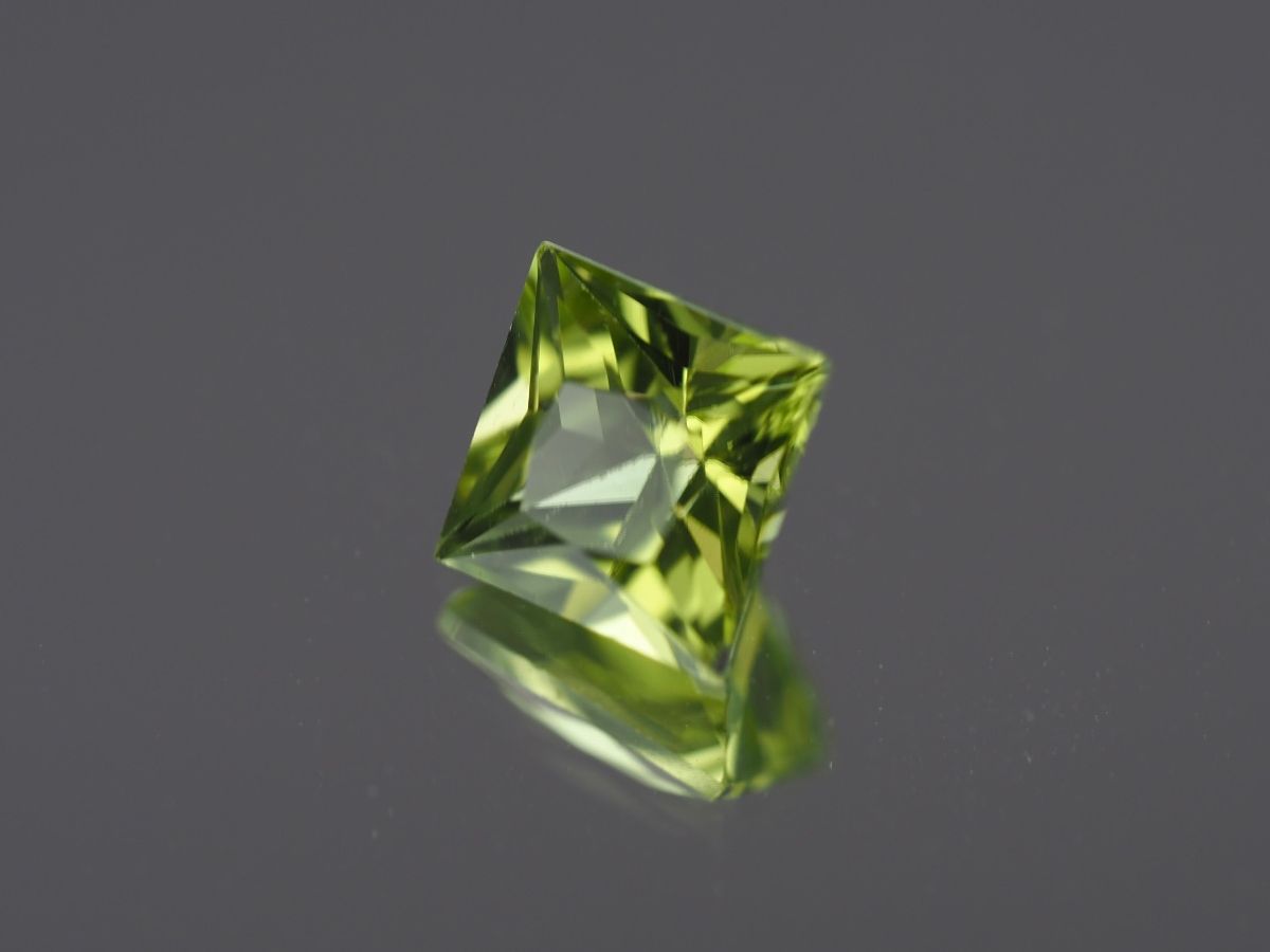 Edelsteine: Beautiful Green Peridot Princess Cut - 1.19ct – Neu und originalverpackt aus Buchs SG von OTNaturalGems 2