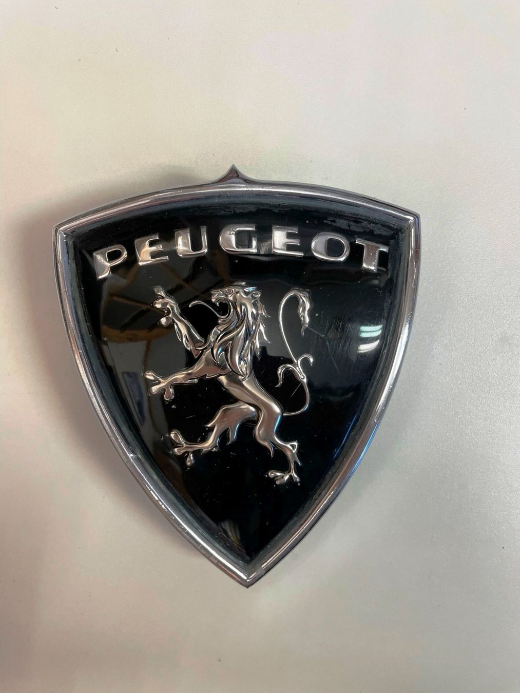 Peugeot Tutti pezzi di ricambio auto: Peugot Emblem mit Löwe – Usato da Lenk im Simmental venduto da trampeltier61