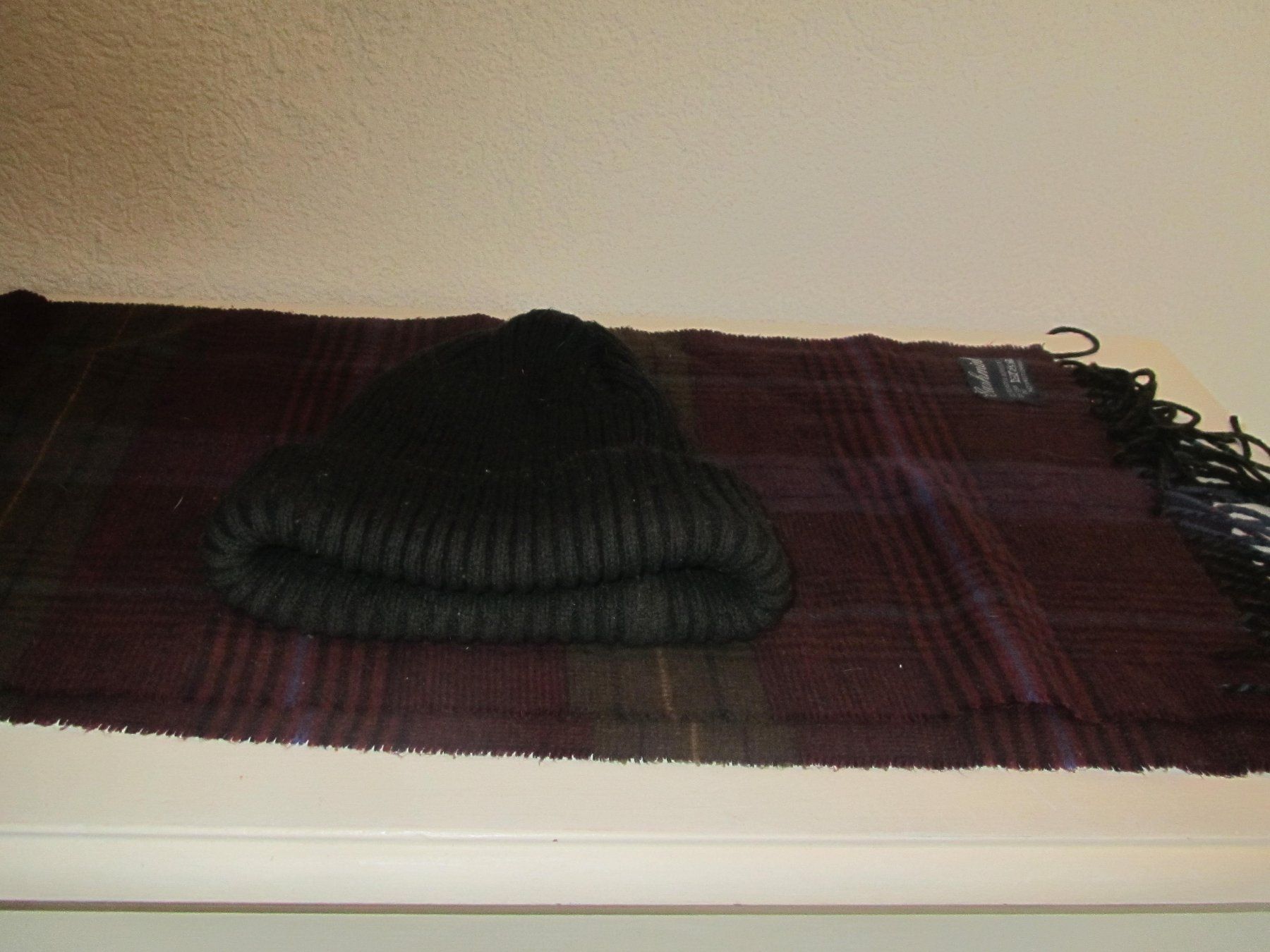 Schals: ECHARPE A CARREAUX ET BONNET – Gebraucht aus Murten von Selliot 2