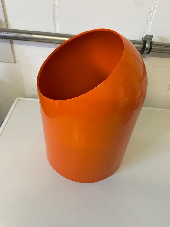 Poubelle plastique orange vintage