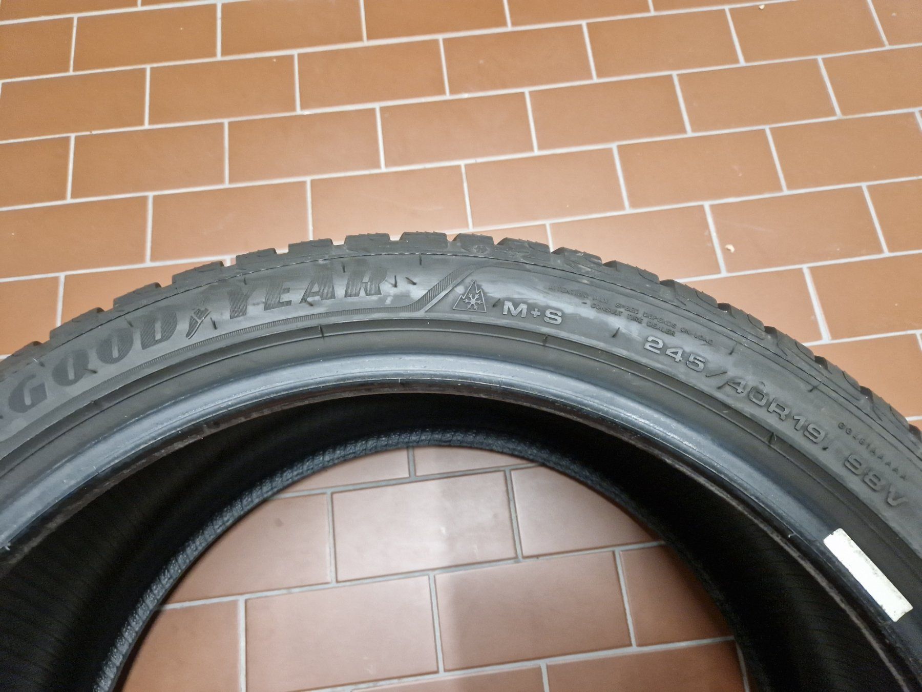 Goodyear Pneumatici & Ruote complete: 245 40 19 GOOD YEAR WINTERREIFEN – Usato da Zürich venduto da BMWE39M 1