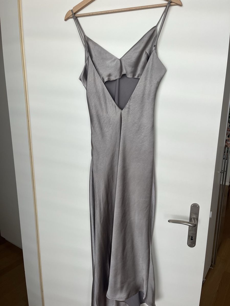 Urban Outfitters Kleider: Robe satinée dos nus – Gebraucht aus Neuchâtel von Ariane_vn00 1