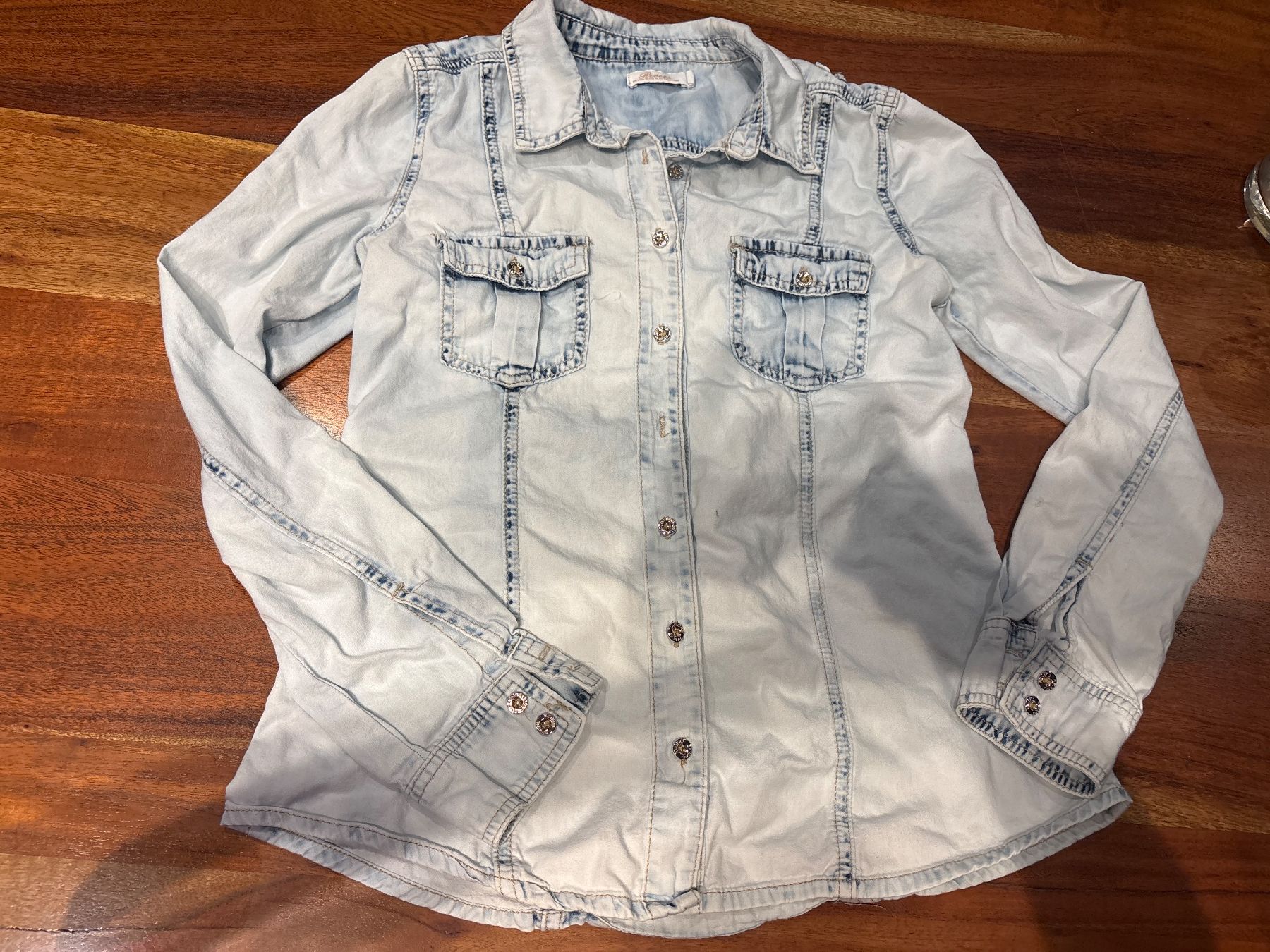 Blusen: Coole Jeansbluse hellblau Gr. S – Gebraucht aus Andwil SG von schmei