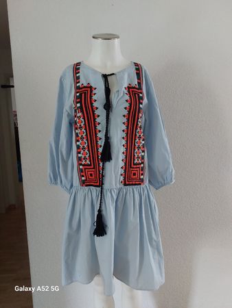 Sommerliches Kleid mit Stickerei, Grösse S, Top Zustand!