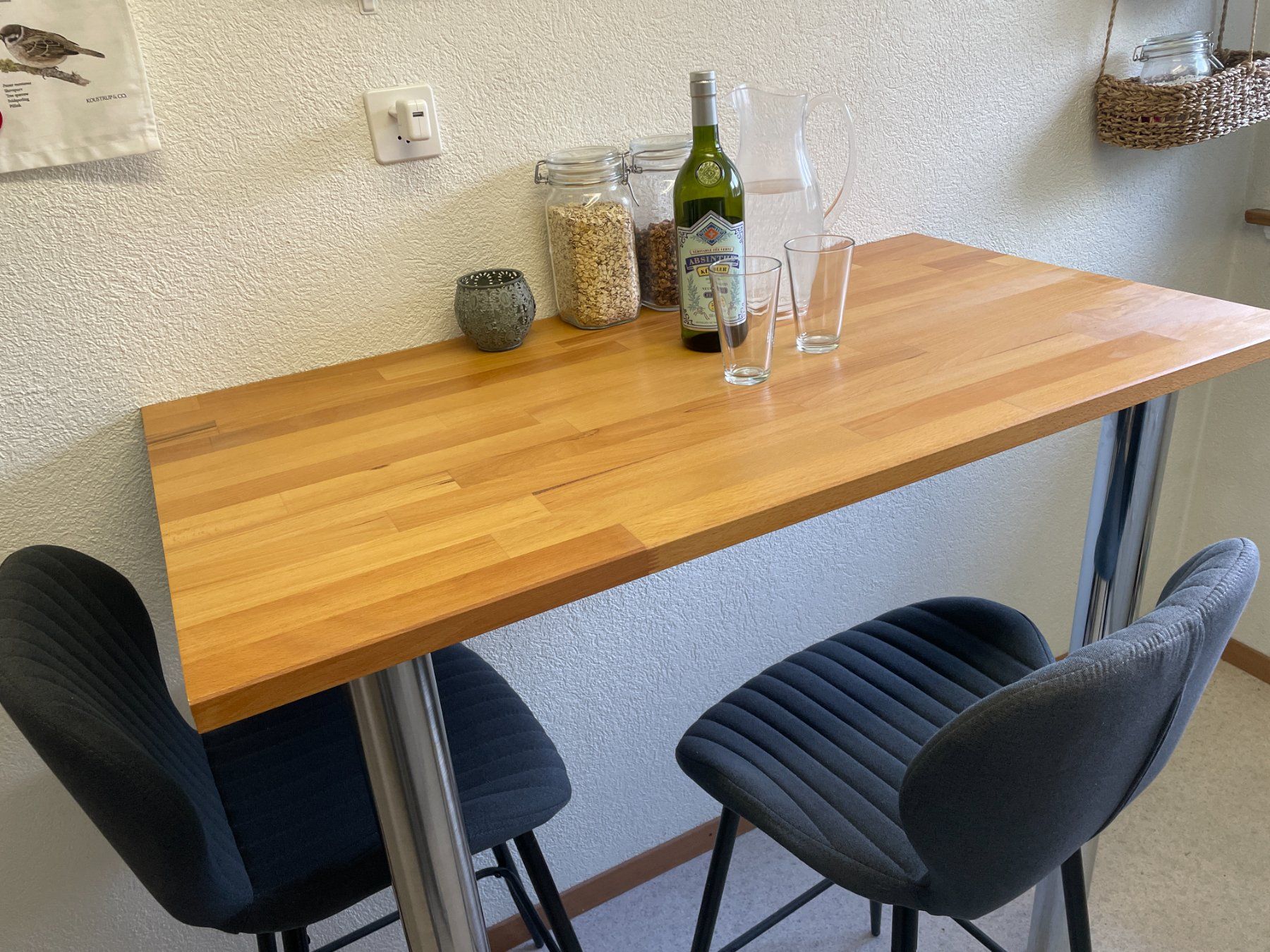 Tische: Bartisch mit Beinen und Hockern – Gebraucht aus Zollikofen von P-r-A