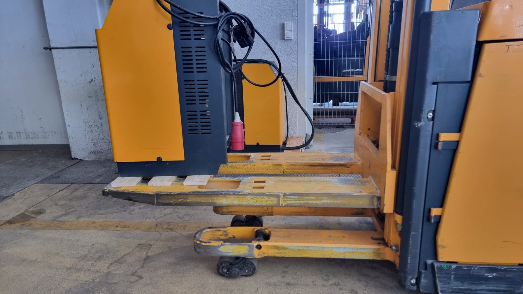 Jungheinrich Carrelli elevatori e a forche: JUNGHEINRICH Stapler EKC-Z 12,5 – Usato da Subingen venduto da Mogul2 3