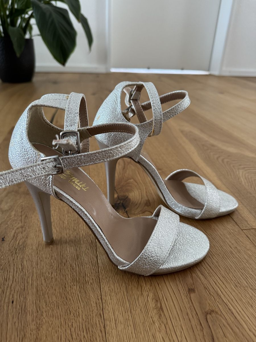 Scarpe da donna: Silver Summer Heels - Smikki - Size 7 - New – Nuovo (secondo la descrizione) da Kriens venduto da Emaleonid 1