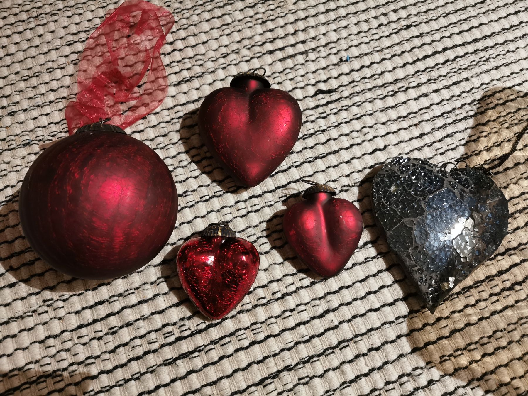 Tutte le decorazioni: 5 Weihnachtskugeln Herzen Biedermeier rot Shabby Chic – Usato da Luzern venduto da Brueschi