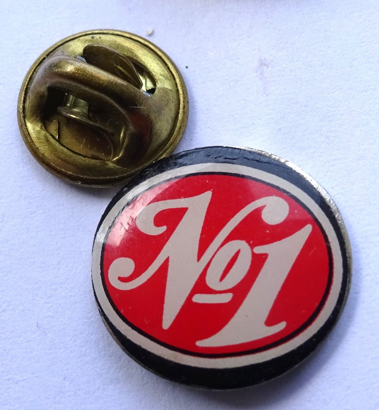 Plaketten & Abzeichen: Pin  NR. 1 – Gebraucht aus Utzenstorf von BUtter81
