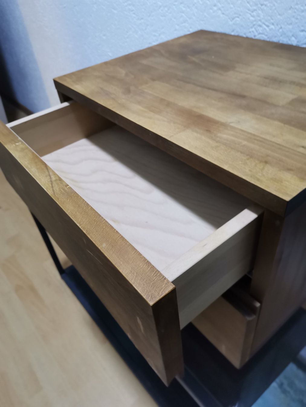 Nachttische: Nachttisch aus massivem Nussbaumholz. – Gebraucht aus Zürich von gre_gw26 3