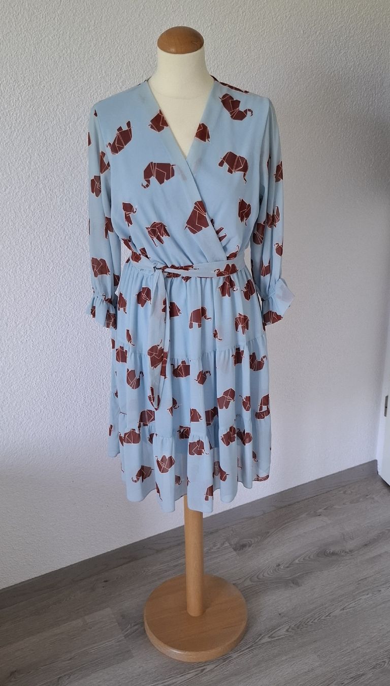 Robes: Kleid hellblau-braun Elefantenmuster, Grösse 36 – Neuf (Voir description) à Emmen par Tigerlady 3