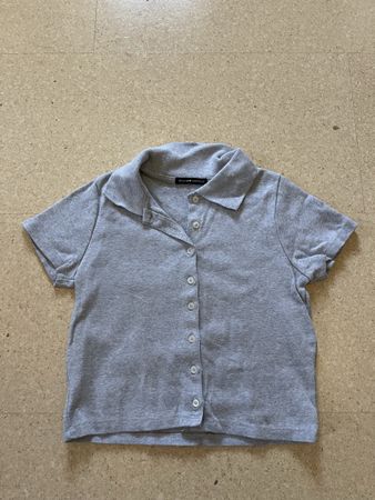 Brandy Melville Oberteil mit Knöpfen und Kragen