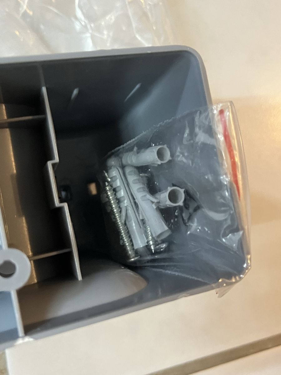 Supporti a parete: Universal-Gerätehalter von Tchibo. – Usato da Niederwil AG venduto da VST92 4