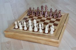 Schach, Dame, Backgammon in Holzkiste