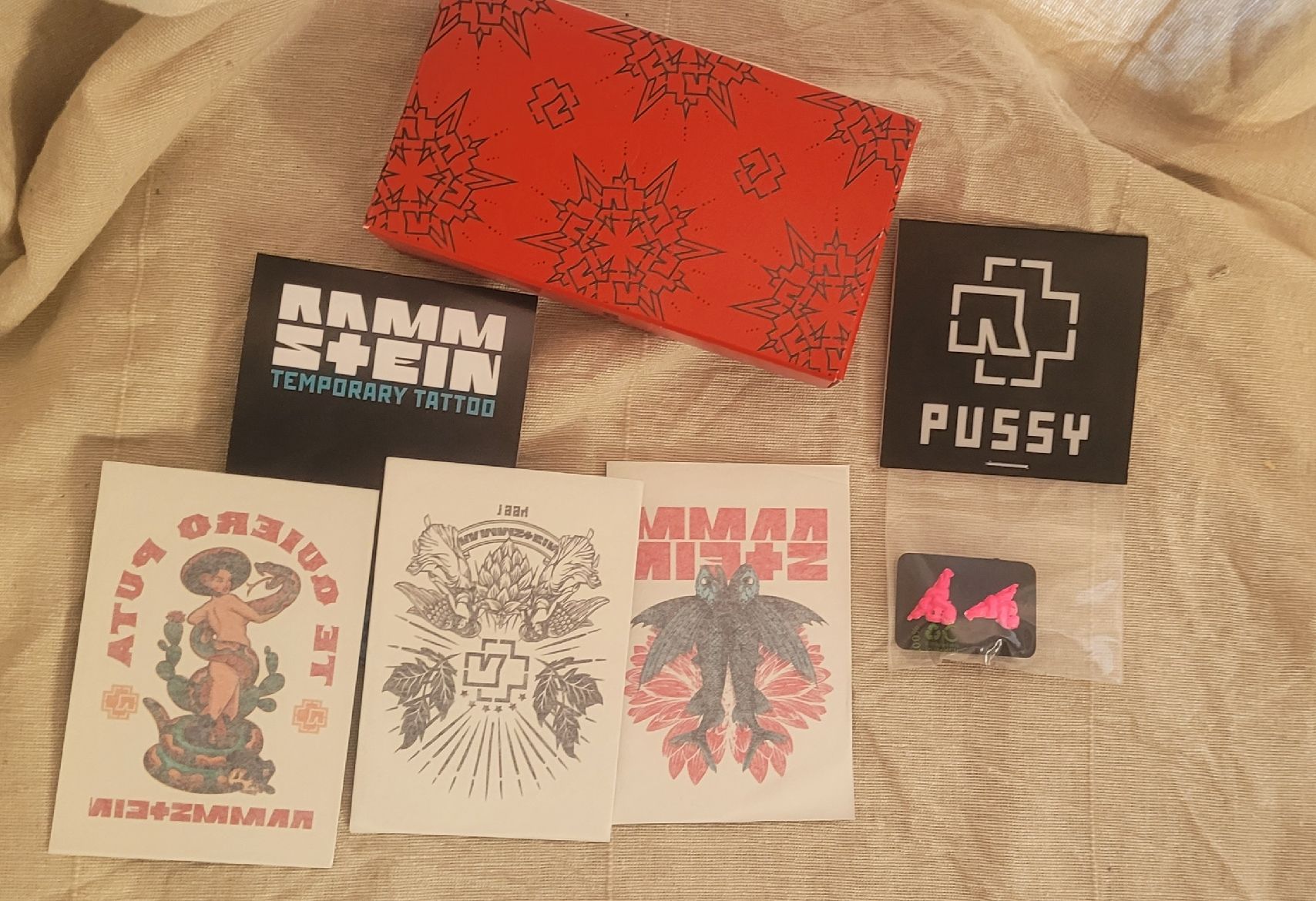 Orecchini pendenti & Orecchini a lobo: Rammstein - Set de goodies exclusif - Édition Limitée ! – Nuovo e nell'imballaggio originale da Vevey venduto da lba_dd82