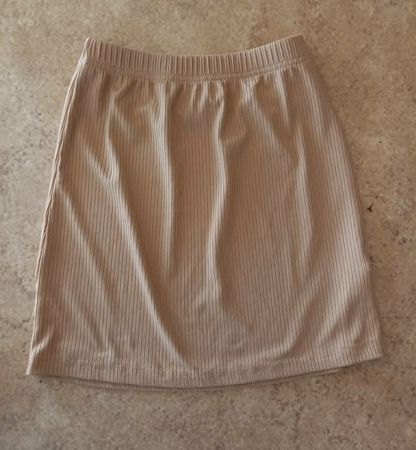 Raffiniertes Sommerröckli, Rippstrick, beige, Gr 140
